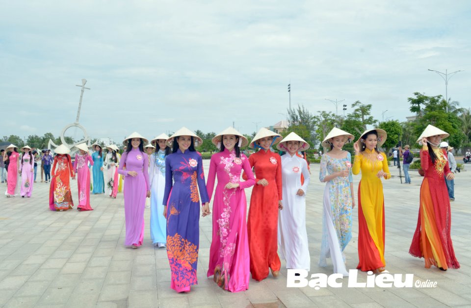 Traditional Vietnamese Dress | Áo Dài Truyền Thống